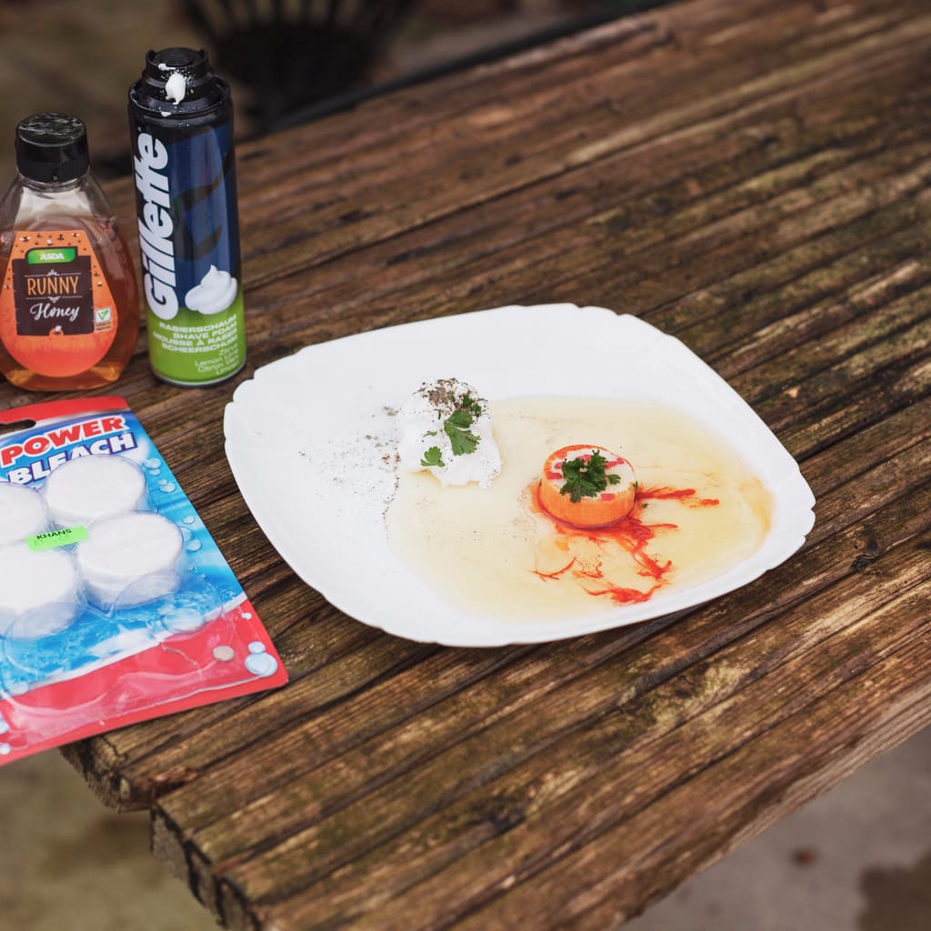 Foto revelando os truques da comida de mentira