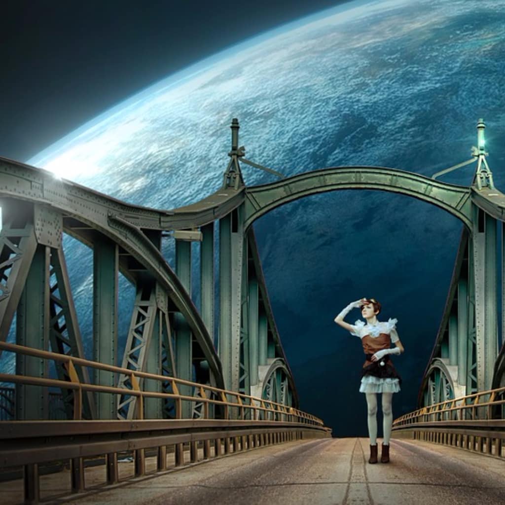 figura colorida de menina ao fundo numa ponte olhando o horizonte