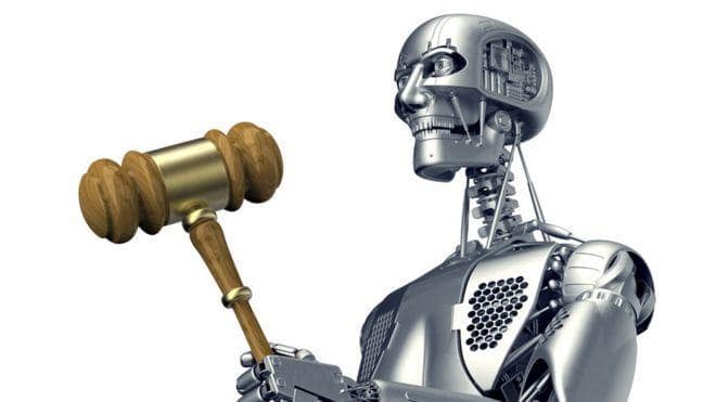 figura de robo metalizado portando um martelode juiz