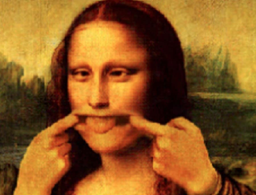 Figura da monalisa mostrando a língua num gesto estúpido